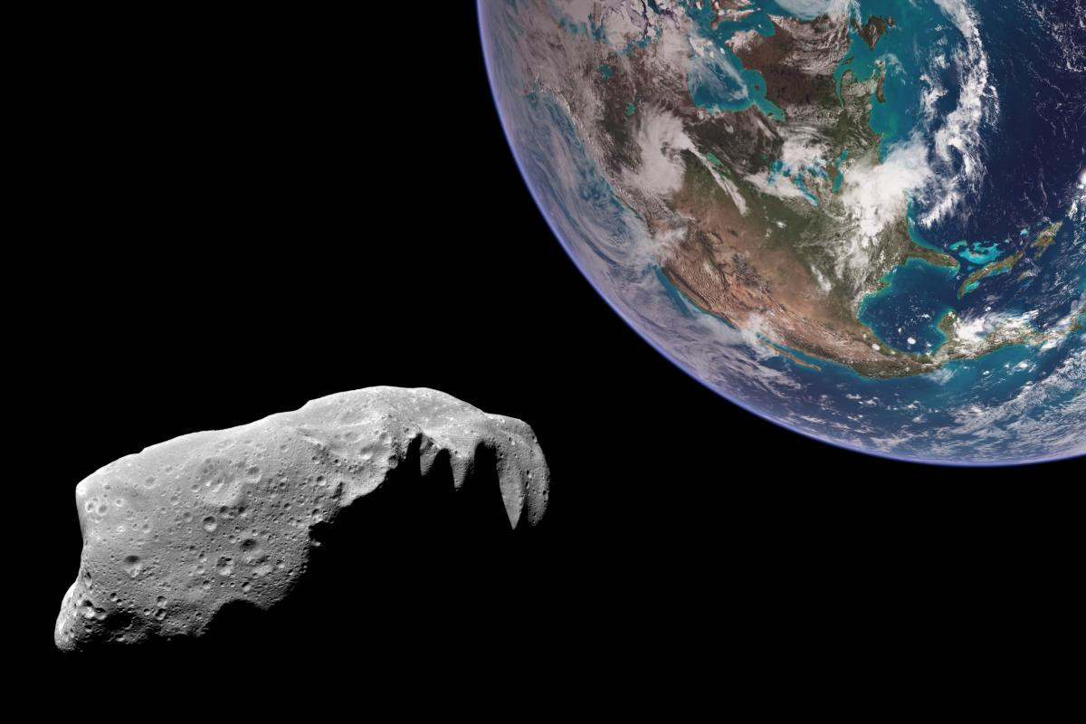 К Земле летят два больших астероида