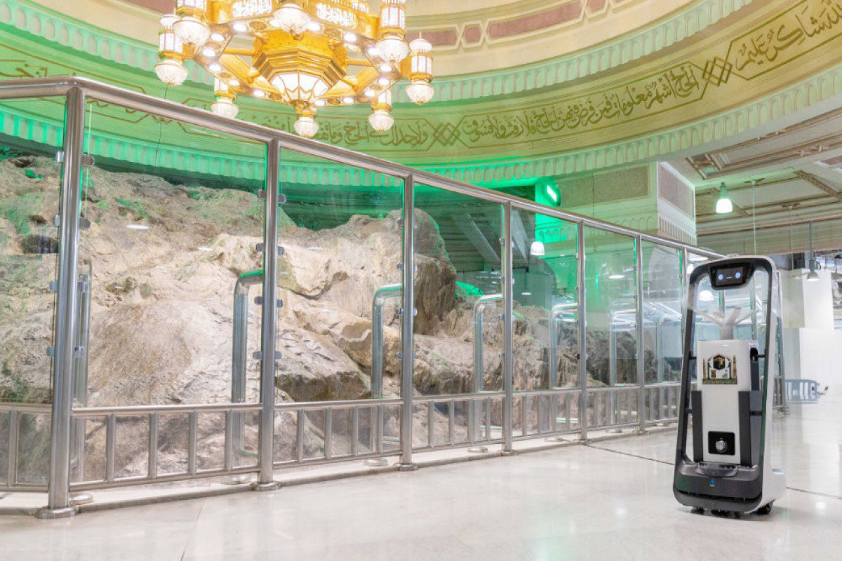 Роботы помогают круглосуточно убирать Заповедную мечеть в Мекке
