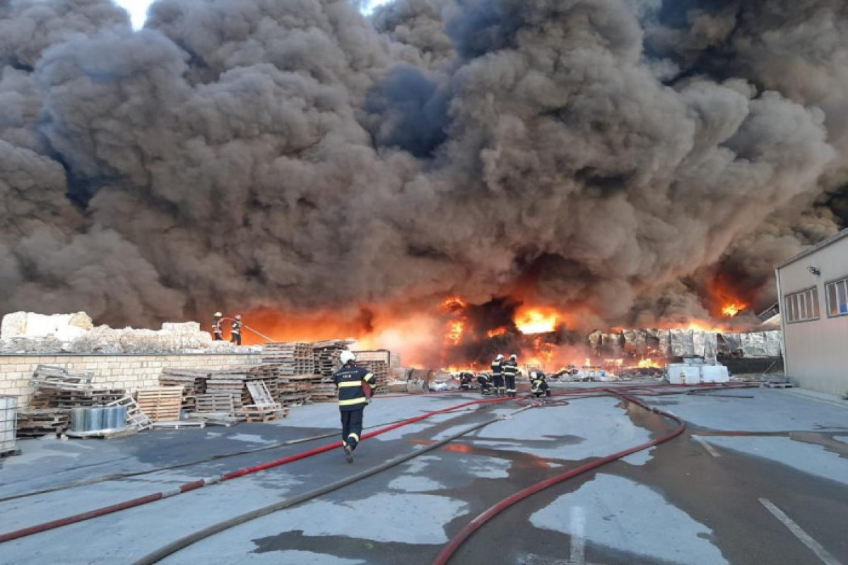 В результате пожара в промпарке «Азерсун» уничтожен полугодовой запас масла