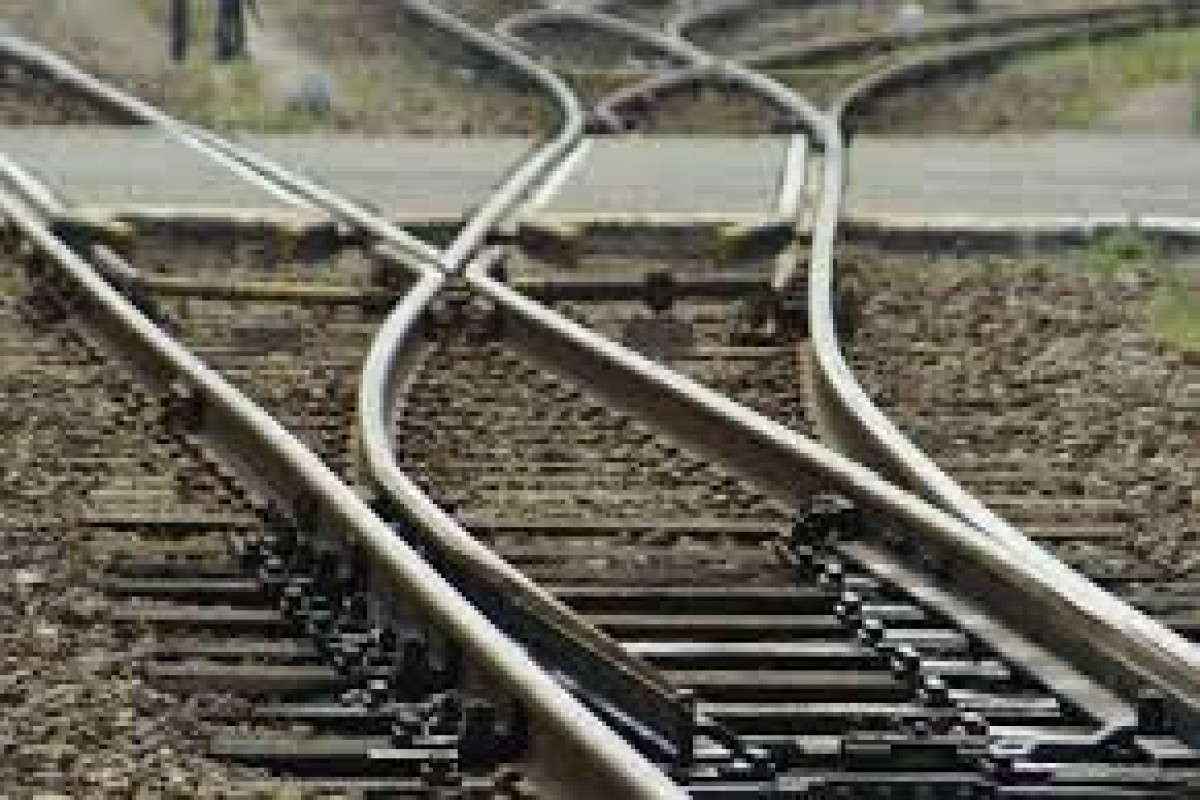 Поезд насмерть сбил двух человек в Ставрополье