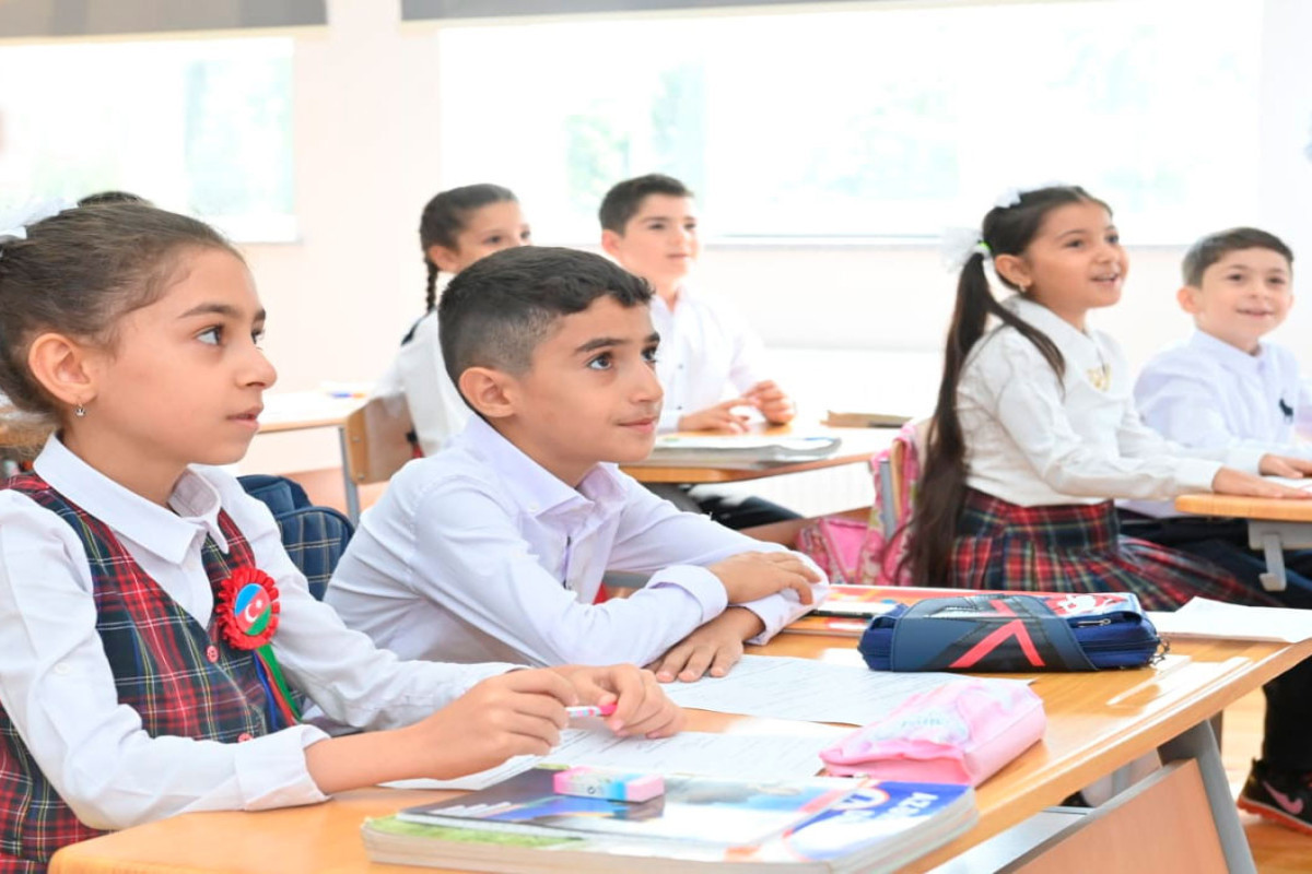 В Азербайджане стартовал процесс перевода учащихся школ