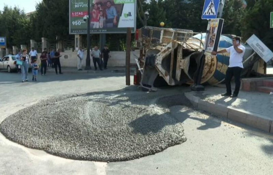 В Баку опрокинулась бетономешалка-ФОТО -ВИДЕО 