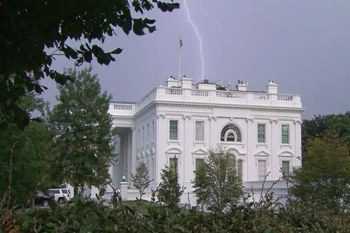 Трое из четырех человек скончались после удара молнии у Белого Дома в США-ВИДЕО 