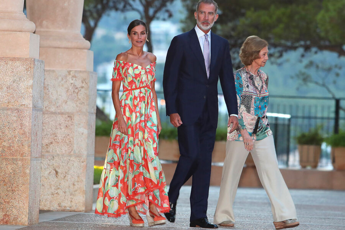 Королева Испании Летиция обнажила плечи на приеме с мужем и свекровью