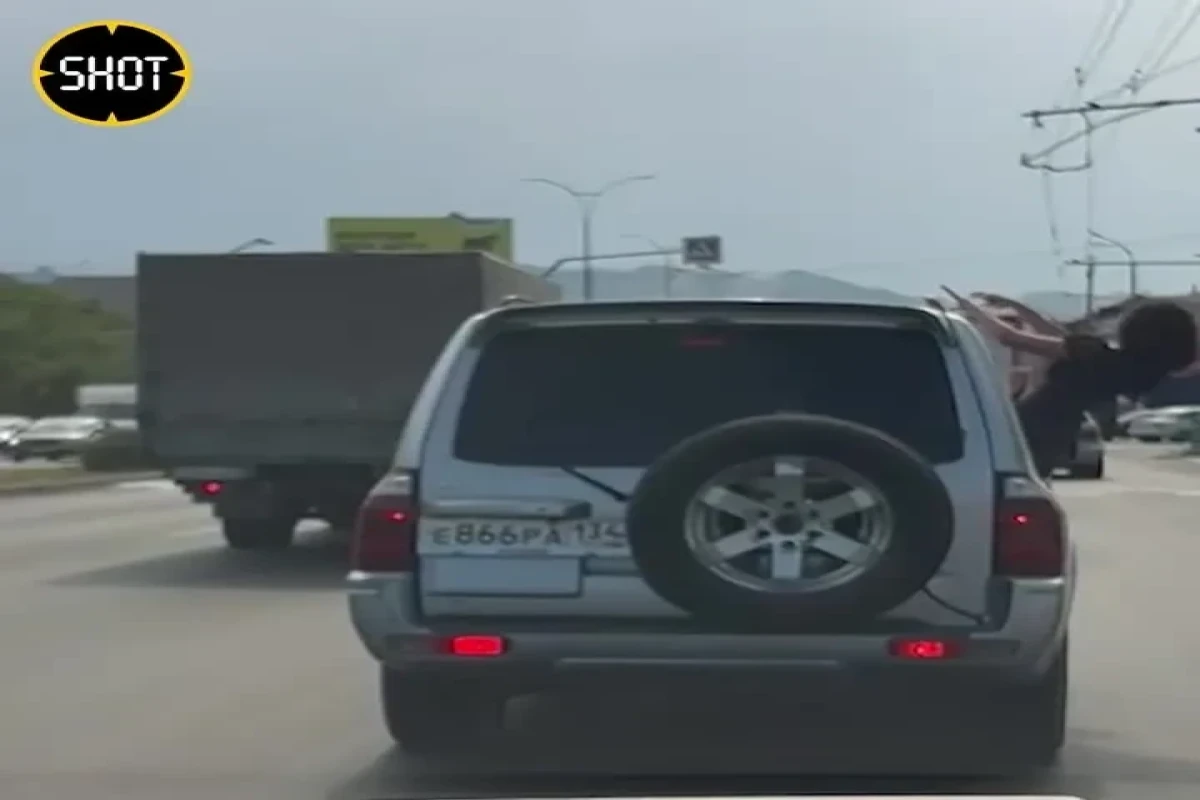 Жительница Махачкалы выпала из окна движущегося авто, пытаясь сделать красивое видео-ВИДЕО 