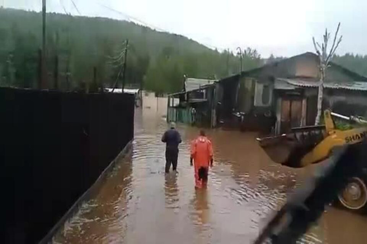 Спасатели эвакуируют людей из ушедшей под воду Тынды в Приамурье-ВИДЕО 