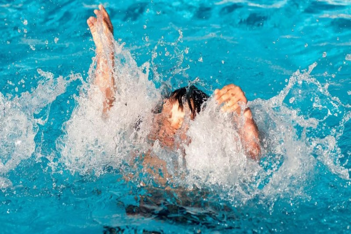 В Баку мужчина-эпилептик утонул в бассейне