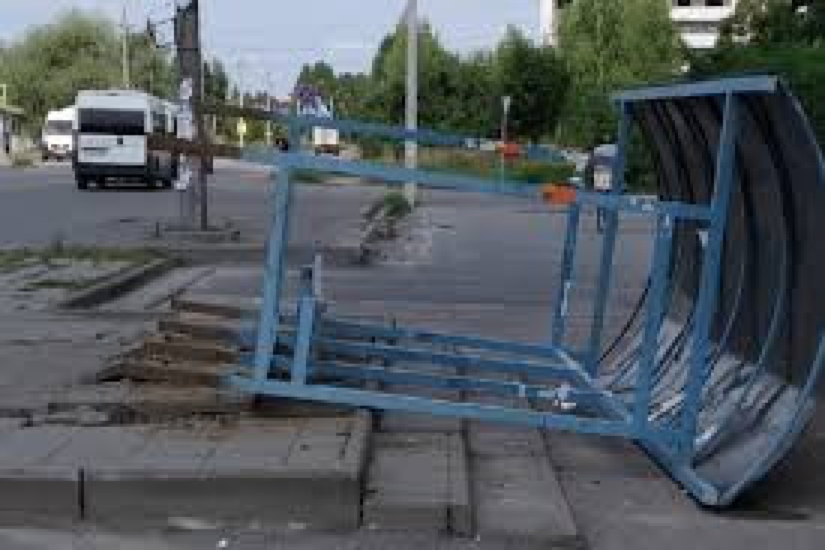 В России на женщину упал павильон автобусной остановки-ВИДЕО 