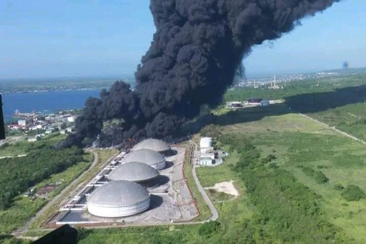 Министр энергетики Кубы пострадал при пожаре на нефтехранилище