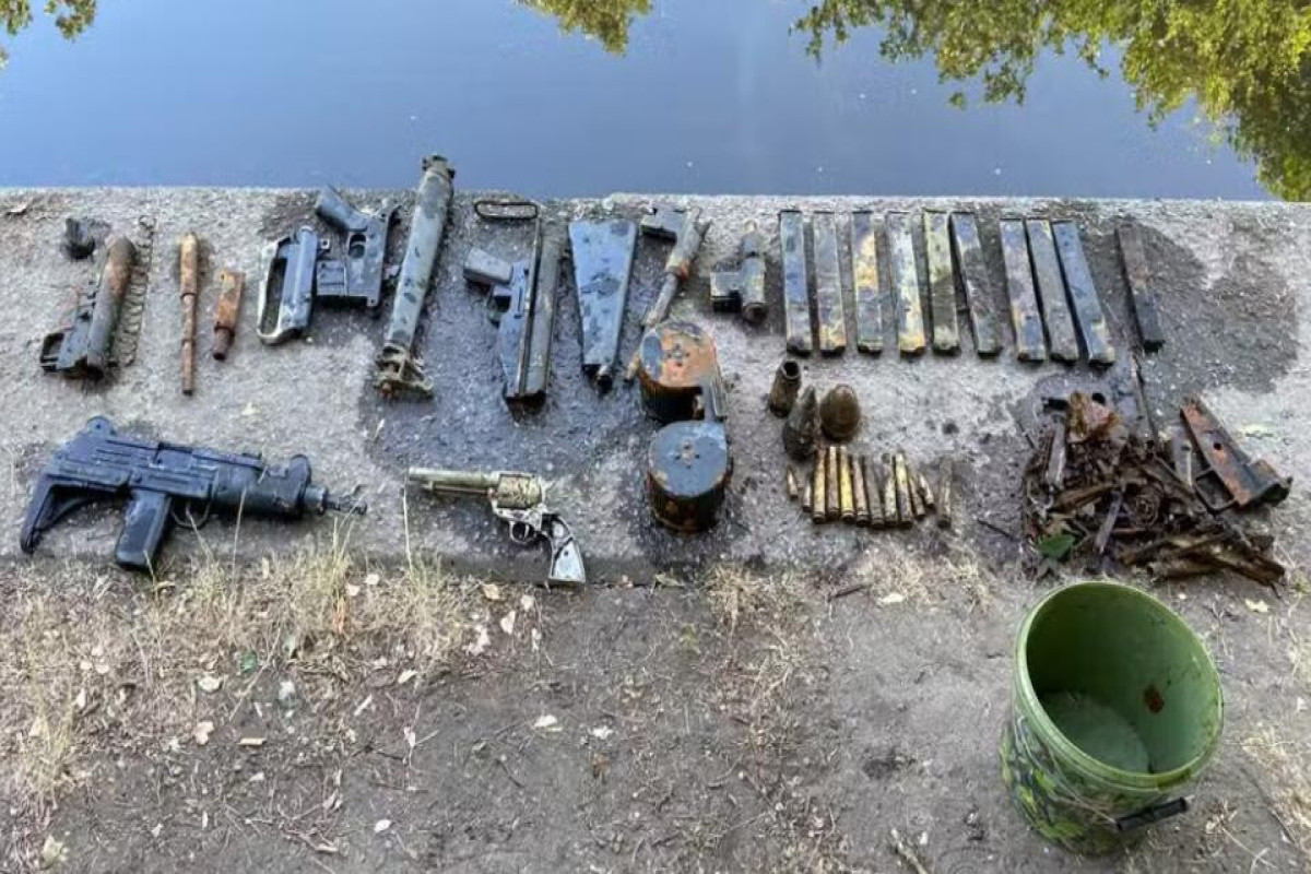 Семья устроила заплыв в реке Лондона и нашла подводный схрон оружия