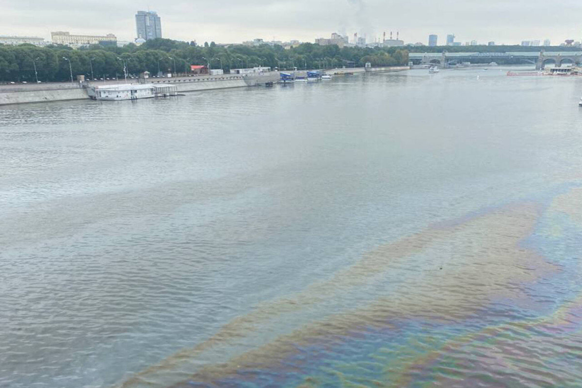 На поверхности Москвы-реки обнаружено большое нефтяное пятно