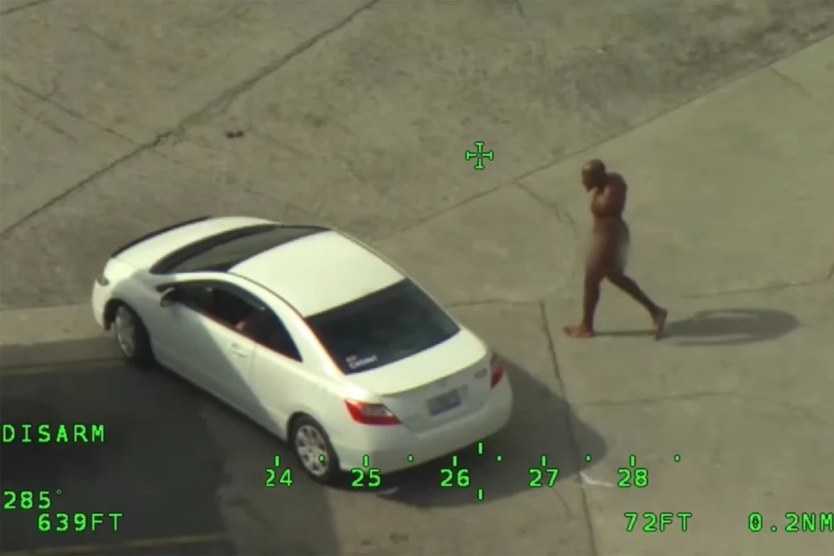 Терминатор 2.0: В США голый мужчина напал на незнакомца и потребовал одежду-ВИДЕО 