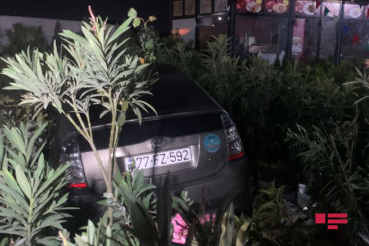 На шоссе Баку-Сумгайыт такси протаранило цветочный павильон-ФОТО 