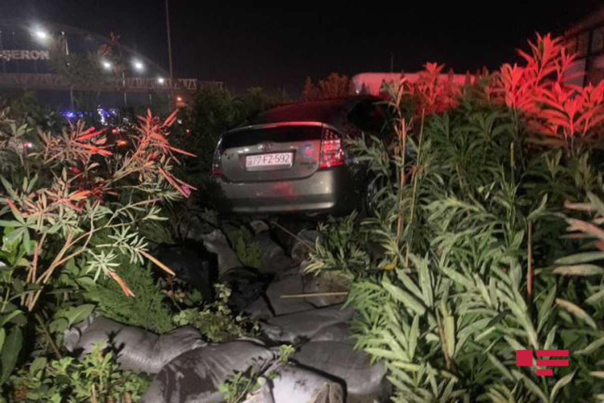 На шоссе Баку-Сумгайыт такси протаранило цветочный павильон-ФОТО 
