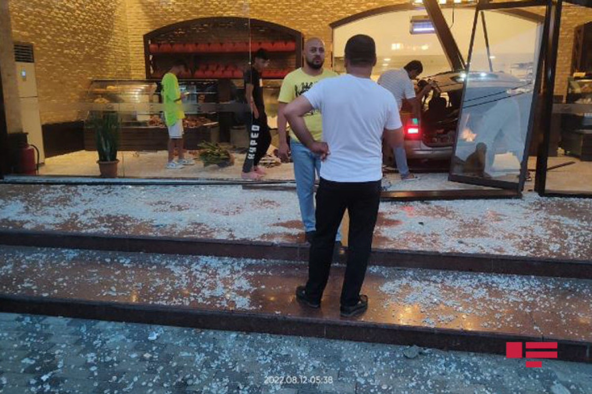 В Баку автомобиль врезался в кондитерскую, есть пострадавший-ФОТО 