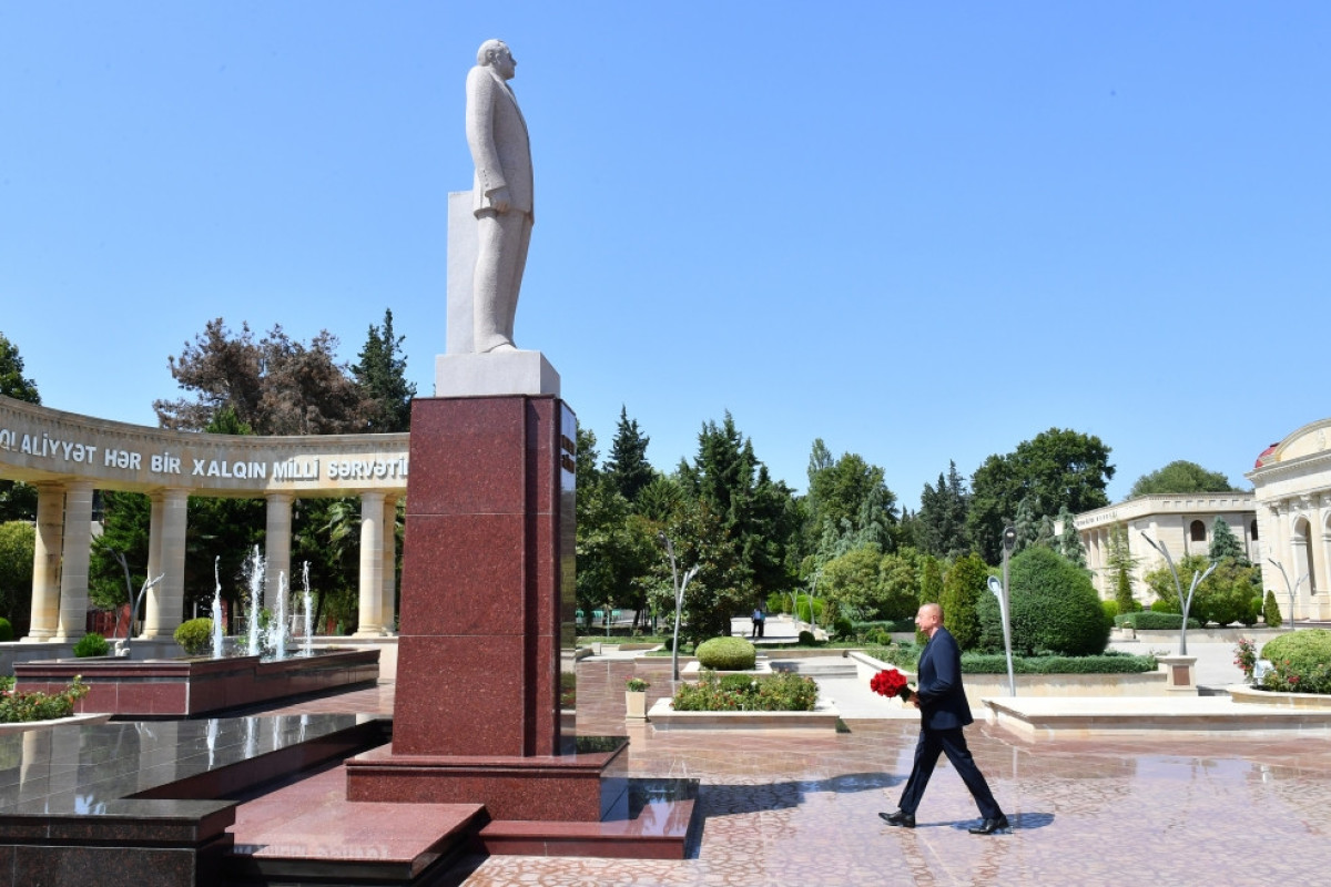 Президент Ильхам Алиев посетил памятник Гейдару Алиеву в Агсу-ФОТО 