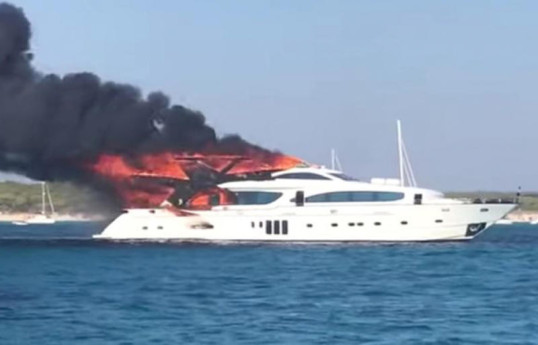 В Испании горит супердорогая яхта за более чем 16 млн долларов-ВИДЕО 