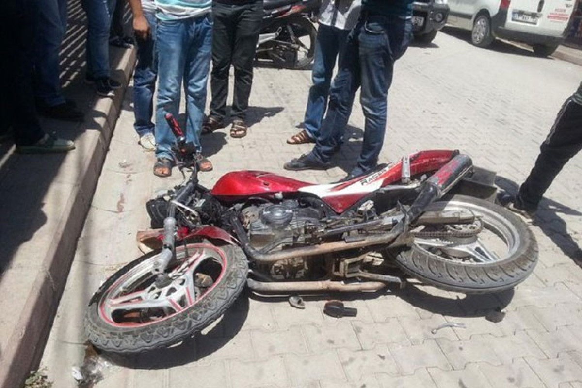 Смертельное ДТП в Баку: легковой автомобиль столкнулся с мопедом