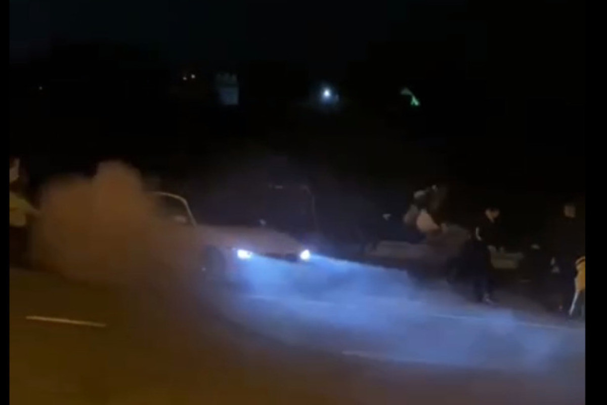 В России автомобиль въехал в толпу людей на подпольных гонках-ВИДЕО 