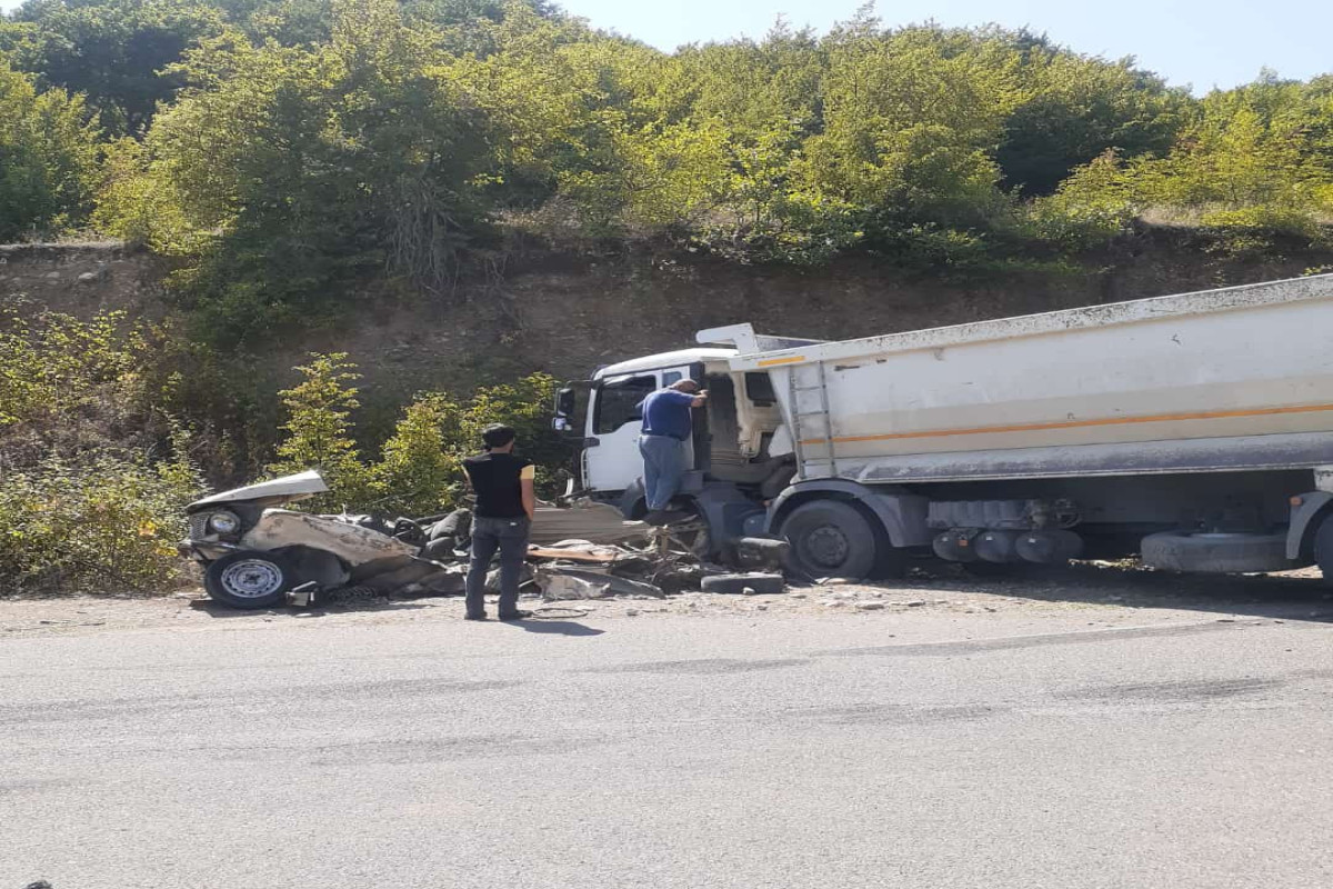 Жуткое ДТП в Азербайджане: грузовик раздавил легковушку, есть погибший
