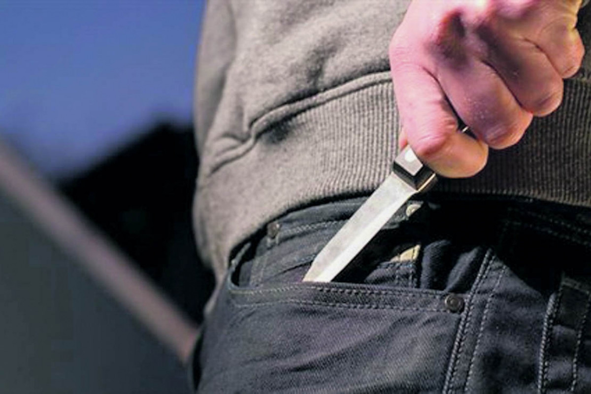 В Хатаинском районе Баку молодой человек получил ножевое ранение