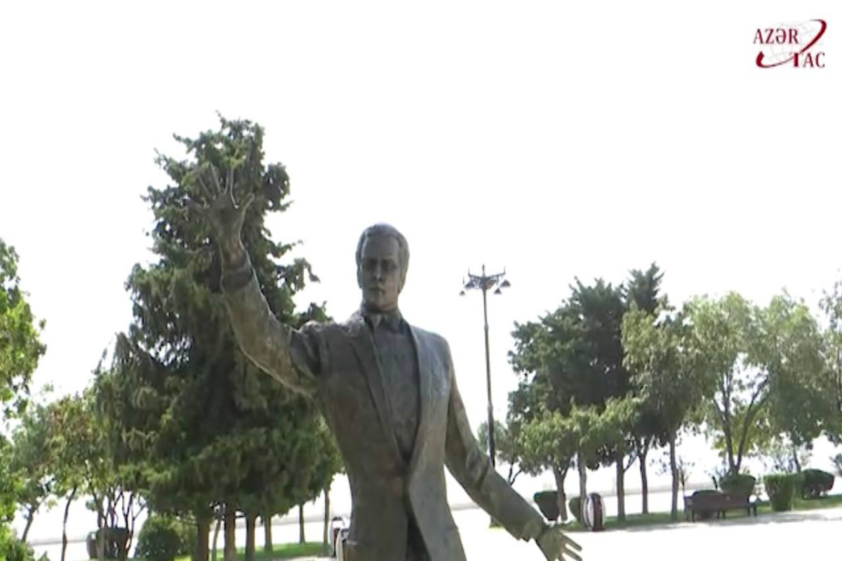 В Баку открыли памятник Муслиму Магомаеву-ВИДЕО 