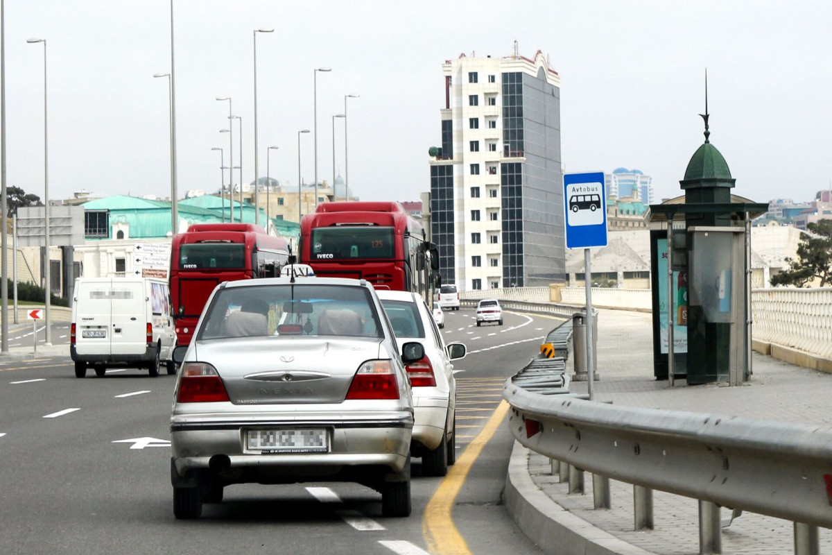 В Азербайджане стали чаще пользоваться автобусами и меньше ездить на такси