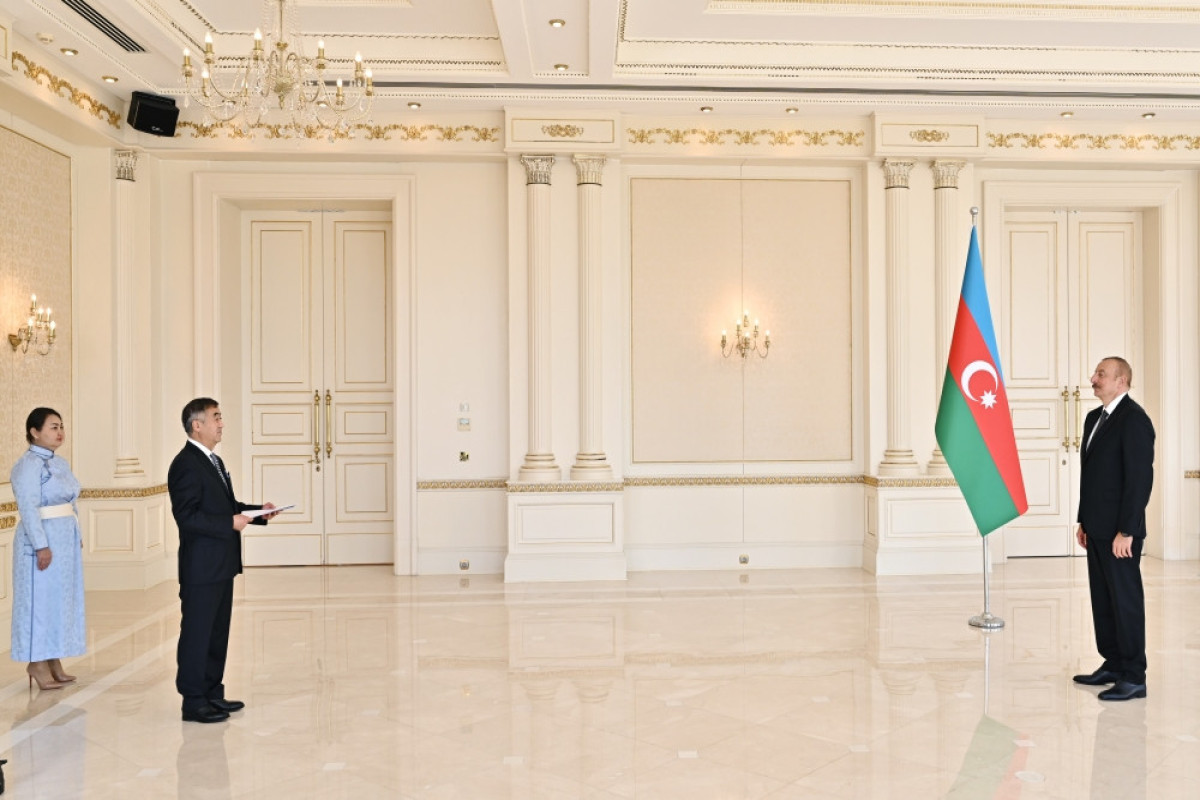Ильхам Алиев принял верительные грамоты послов ряда стран-ФОТО 