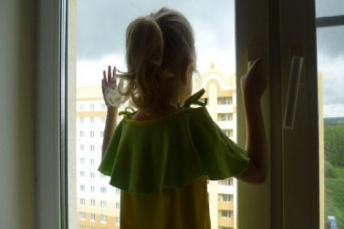 В Баку 4-летняя девочка разбилась насмерть, упав с балкона
