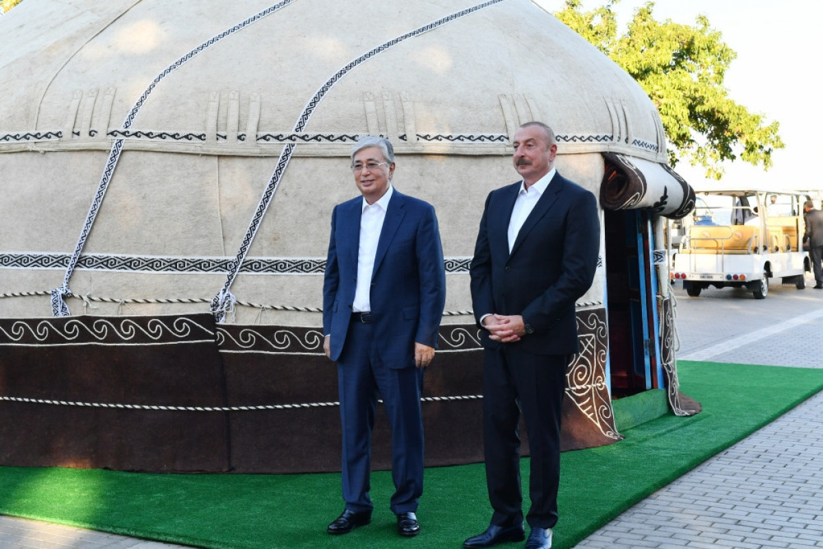 Президенты Азербайджана и Казахстана ознакомились с «казахской юртой»