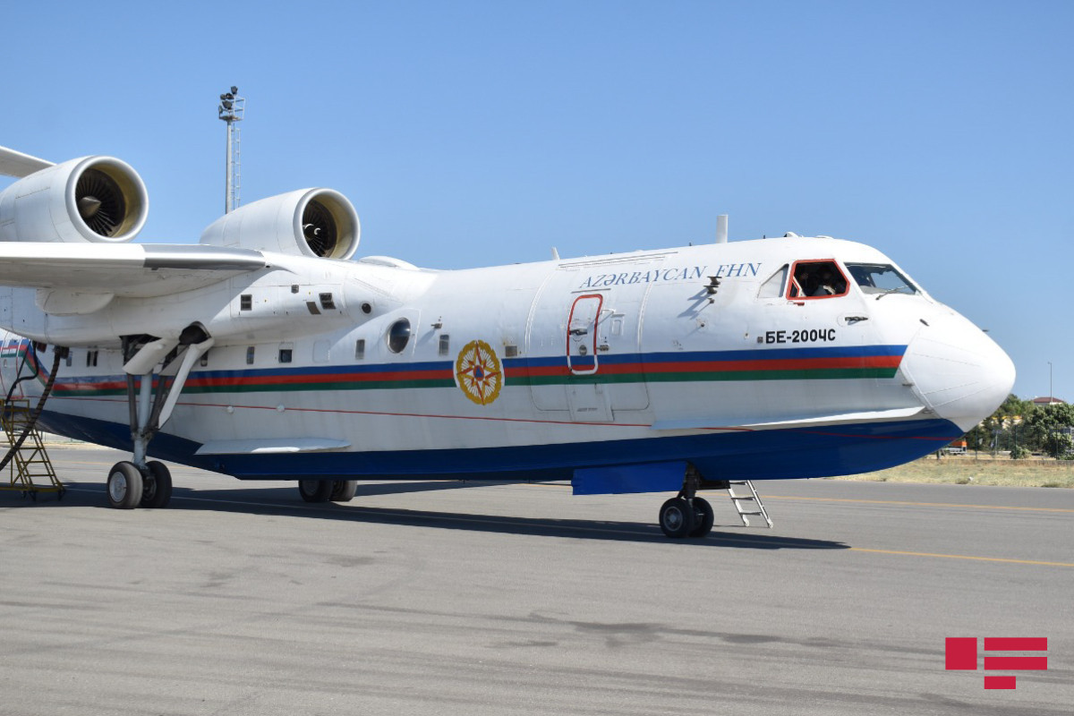 Самолет МЧС "БЕ-200ЧС" из-за технической неисправности совершил аварийную посадку в Лянкяране