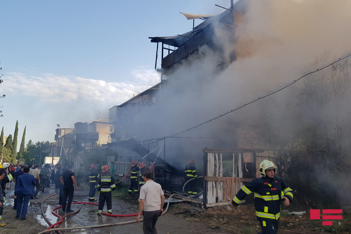 В жилом здании в Гяндже произошел сильный пожар, есть пострадавшие-ФОТО 