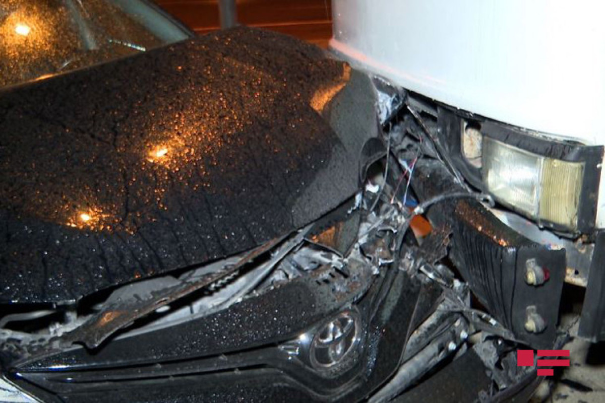 В Баку легковой автомобиль врезался в эвакуатор-ФОТО 