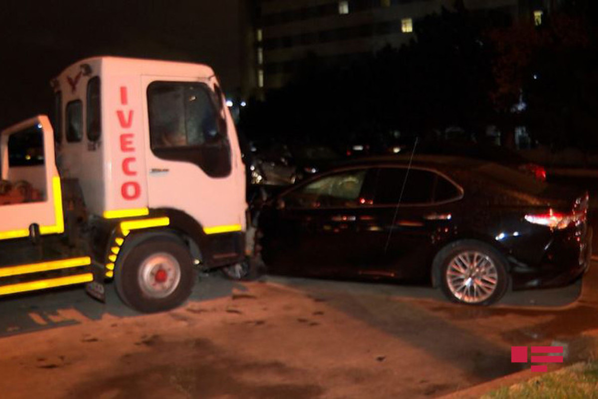 В Баку легковой автомобиль врезался в эвакуатор-ФОТО 