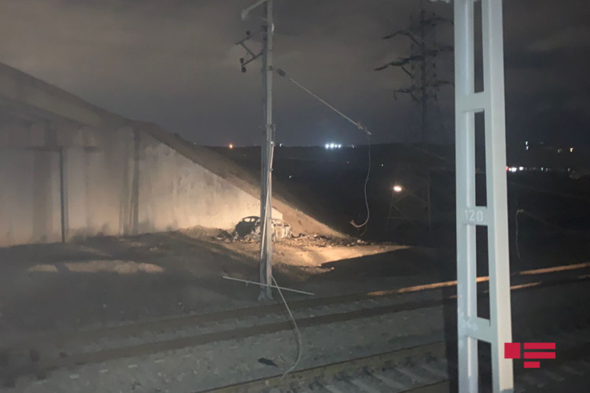 В Баку Ford упал с моста на железнодорожную линию и сгорел-ФОТО 