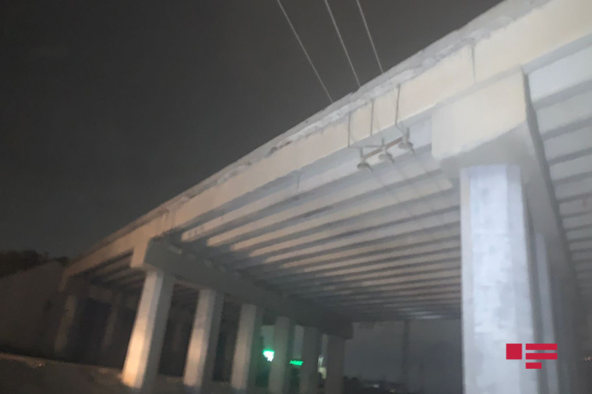 В Баку Ford упал с моста на железнодорожную линию и сгорел-ФОТО 