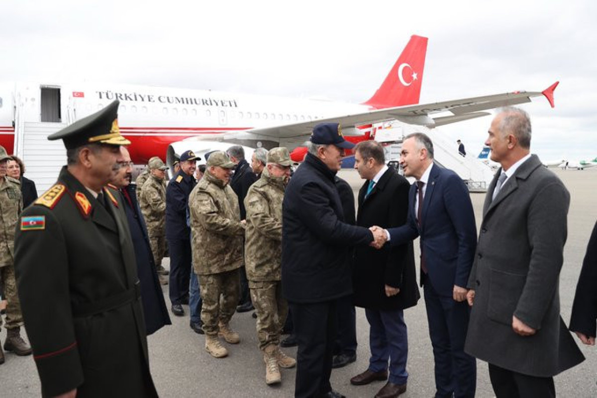 В Азербайджан прибыл министр обороны и руководящий состав ВС Турции