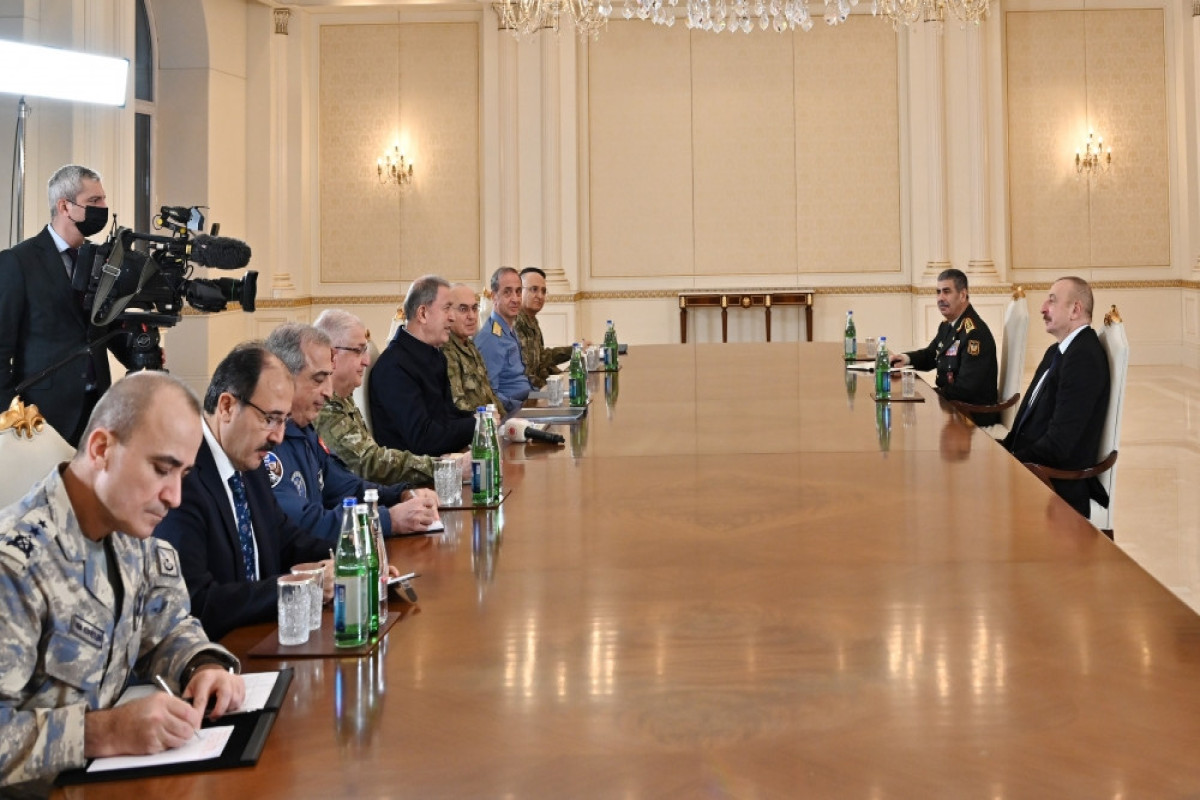 Ильхам Алиев принял делегацию во главе с министром национальной обороны Турции