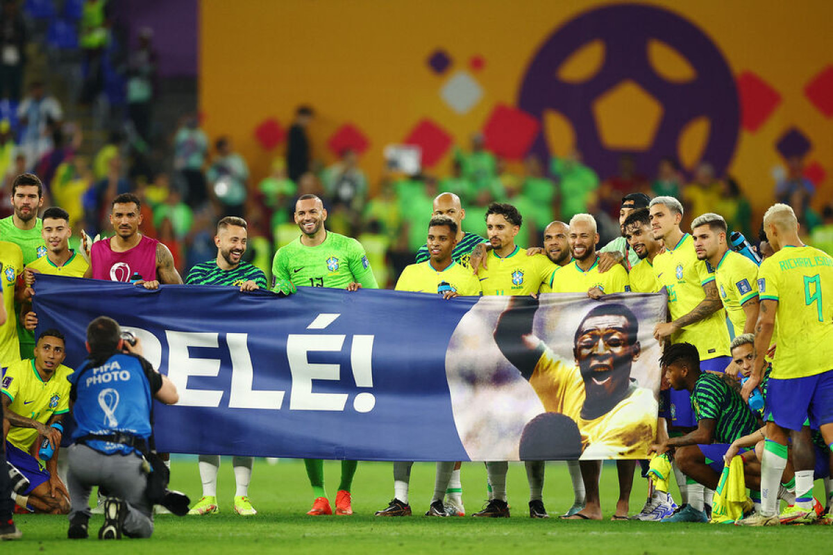 Бразильские футболисты растянули баннер в поддержку Пеле после выхода в 1/4 финала ЧМ