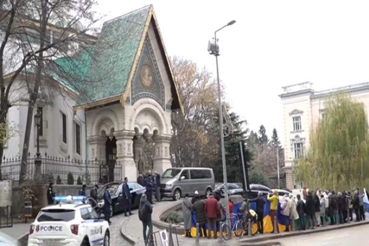 В Болгарии протестующие заблокировали русскую церковь с послом РФ