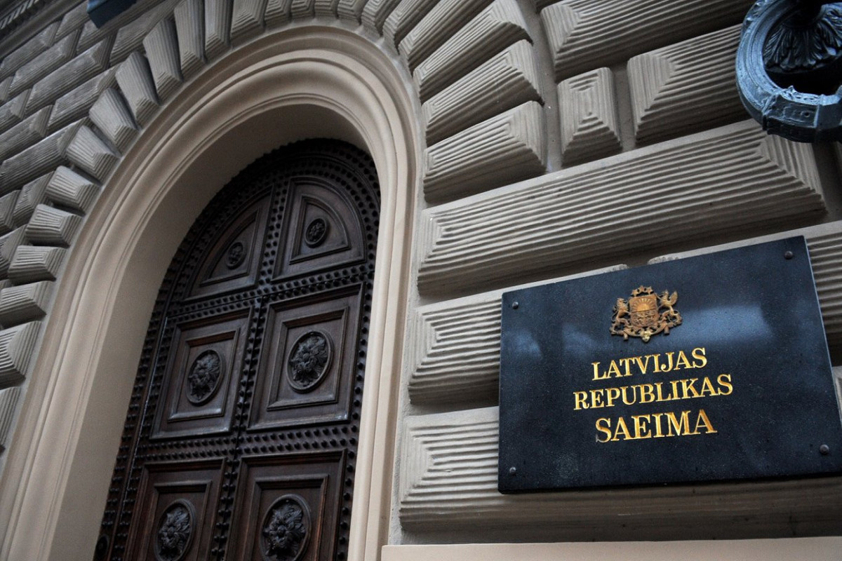 Депутат латвийского парламента взяла себе в помощницы ведьму