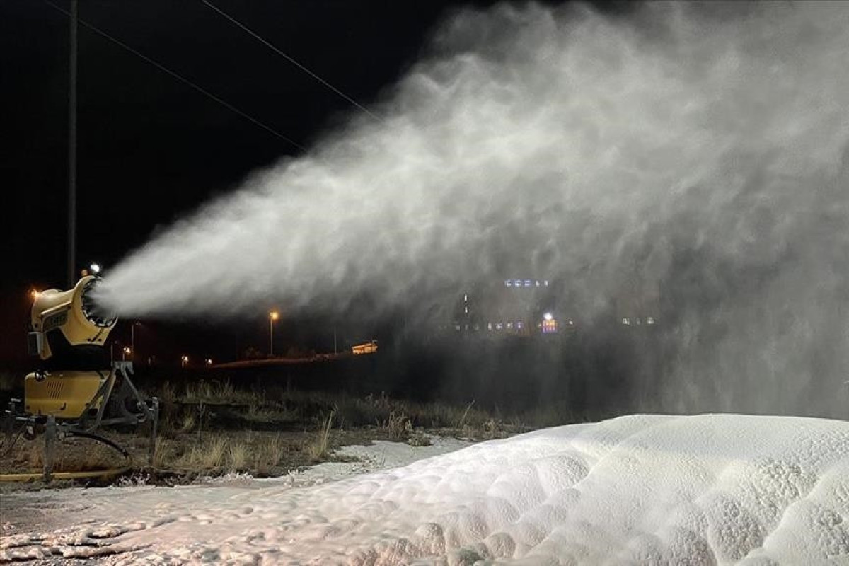 Лыжные трассы курорта в Турции покрывают искусственным снегом