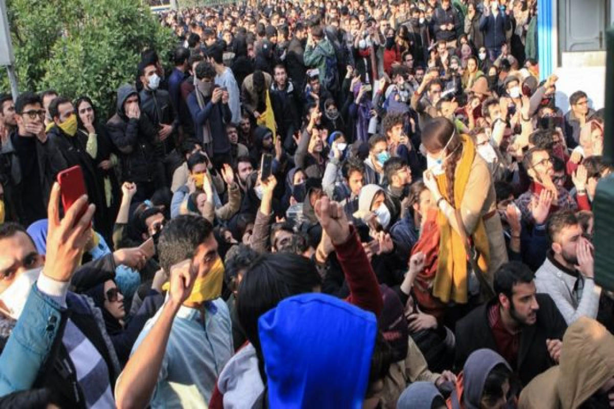 Иранцы вновь вышли на улицы из-за казни одного из задержанных протестующих -ВИДЕО 
