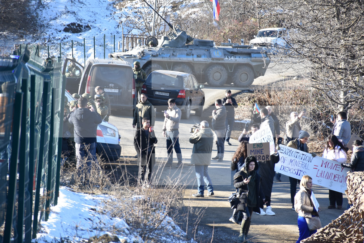 Российские миротворцы стягивают дополнительные силы и технику к месту проведения акции протеста в Шуше -ФОТО -ОБНОВЛЕНО 