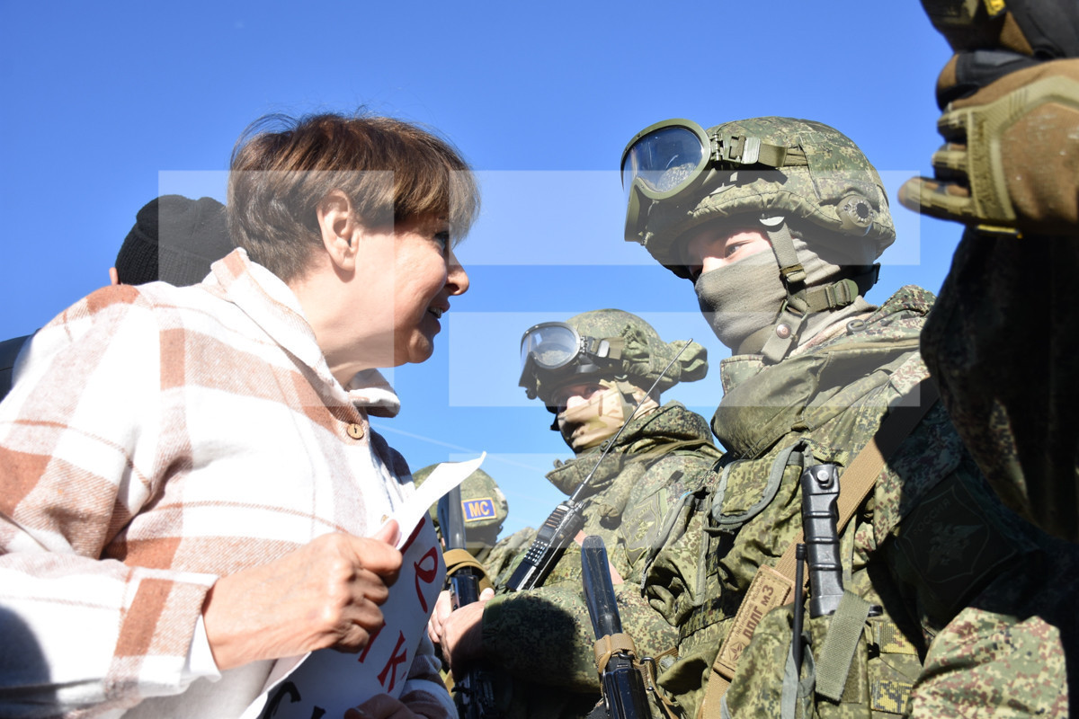 Российские миротворцы стягивают дополнительные силы и технику к месту проведения акции протеста в Шуше -ФОТО -ОБНОВЛЕНО 