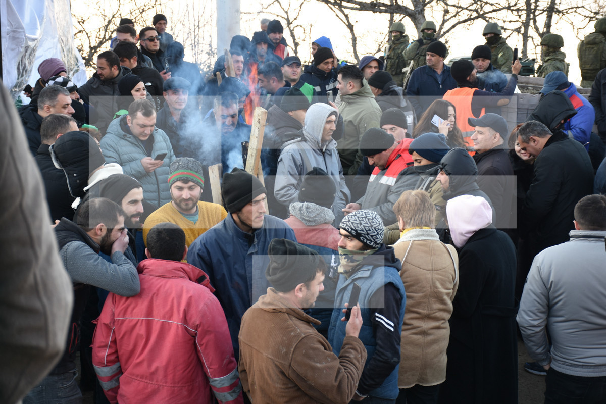 Проводящие акцию на Лачинской дороге экоактивисты готовятся к ночевке-ФОТО 