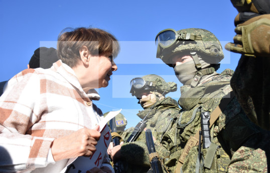 Российские миротворцы стягивают дополнительные силы и технику к месту проведения акции протеста в Шуше -ФОТО -ОБНОВЛЕНО 