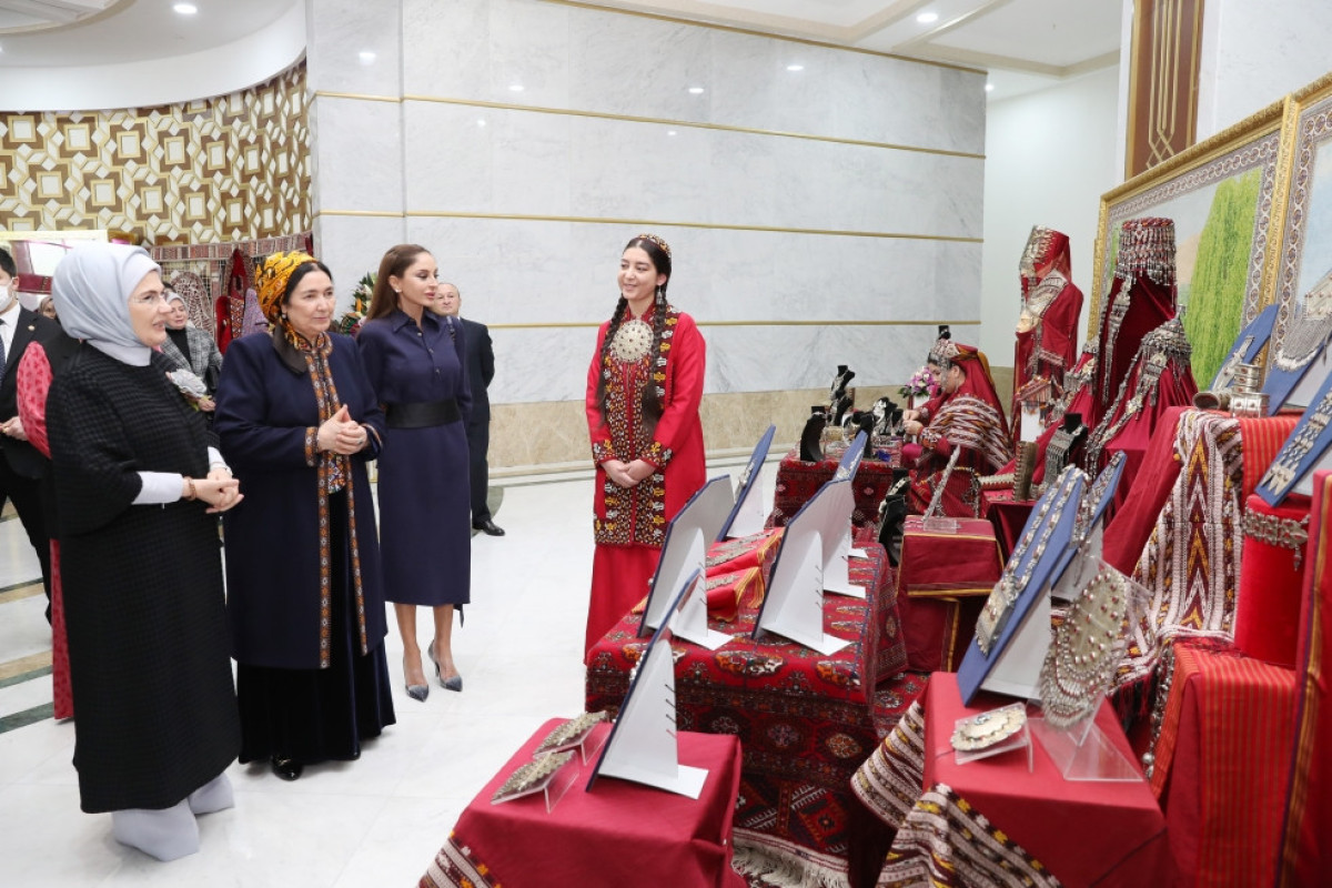 Мехрибан Алиева ознакомилась с выставками произведений изобразительного и декоративно-прикладного искусства в Туркменбаши -ФОТО 