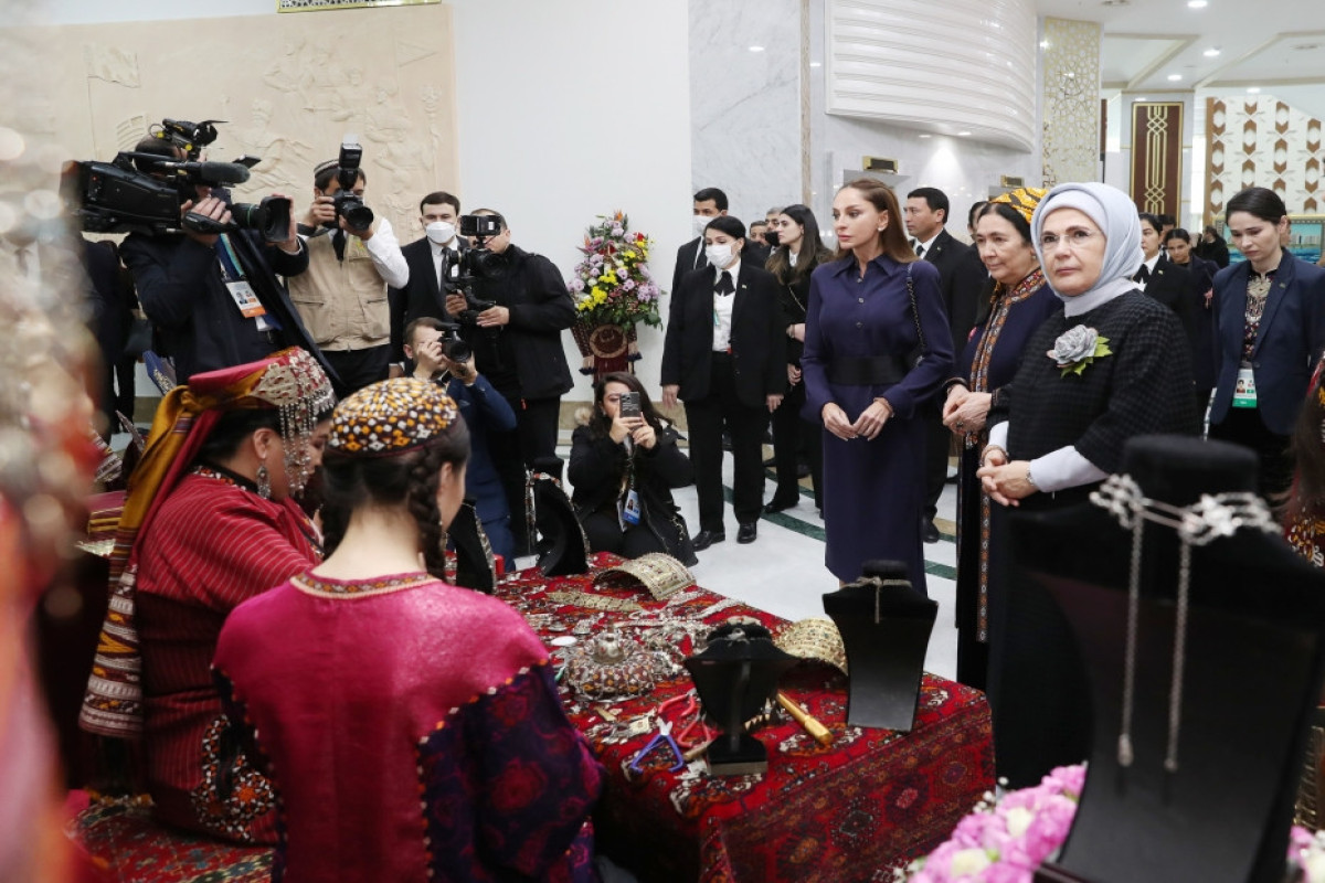 Мехрибан Алиева ознакомилась с выставками произведений изобразительного и декоративно-прикладного искусства в Туркменбаши -ФОТО 