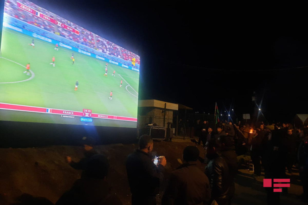 Протестующие и миротворцы на Лачинской дороге посмотрели матч ЧМ между Францией и Марокко  -ФОТО 